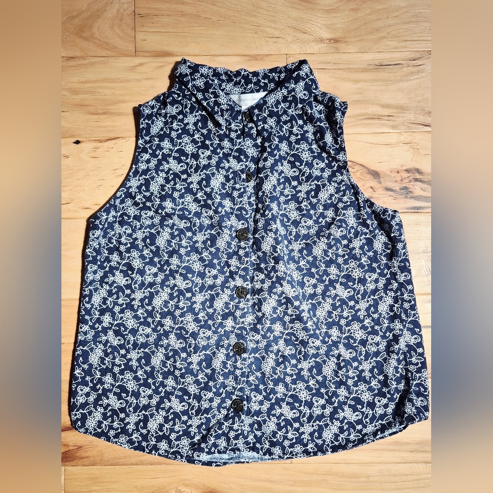 Sleeveless Top With White Flowers On Dark Blue